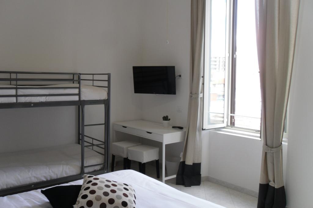 5 Rooms Affittacamere Чивітавекк'я Номер фото