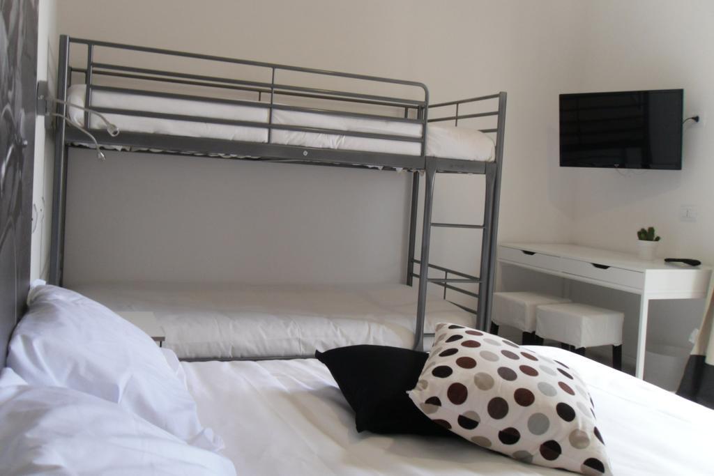 5 Rooms Affittacamere Чивітавекк'я Номер фото