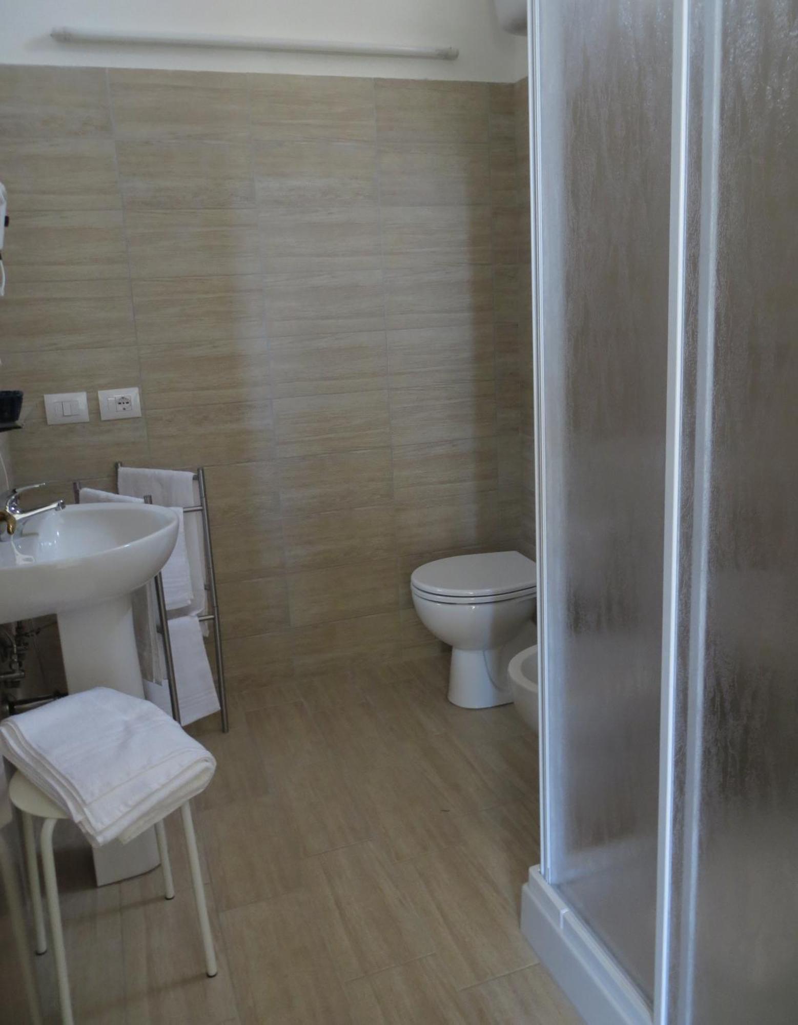 5 Rooms Affittacamere Чивітавекк'я Номер фото