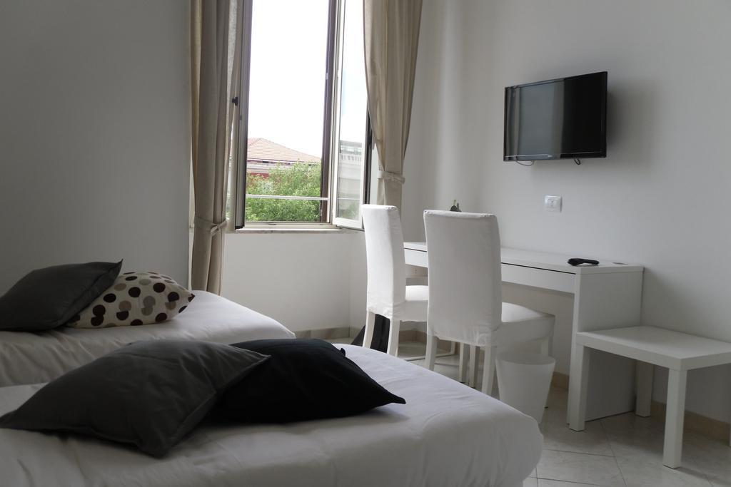 5 Rooms Affittacamere Чивітавекк'я Номер фото