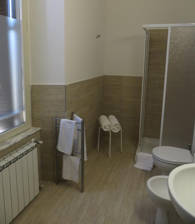 5 Rooms Affittacamere Чивітавекк'я Номер фото
