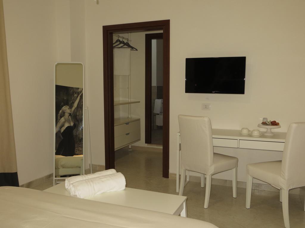 5 Rooms Affittacamere Чивітавекк'я Номер фото