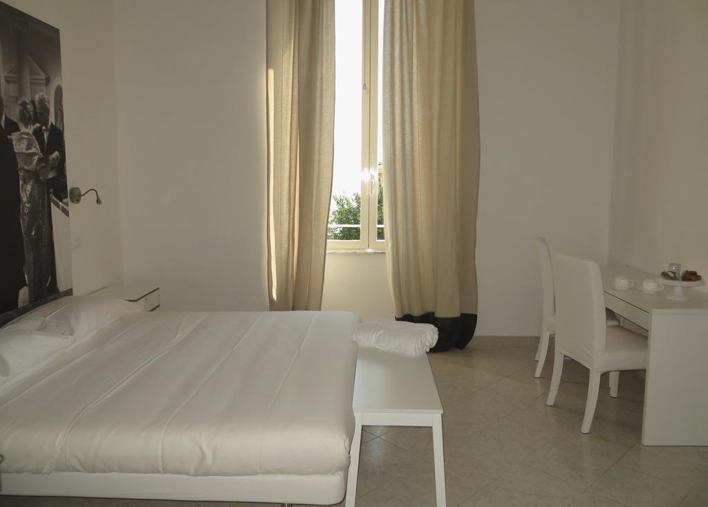 5 Rooms Affittacamere Чивітавекк'я Номер фото